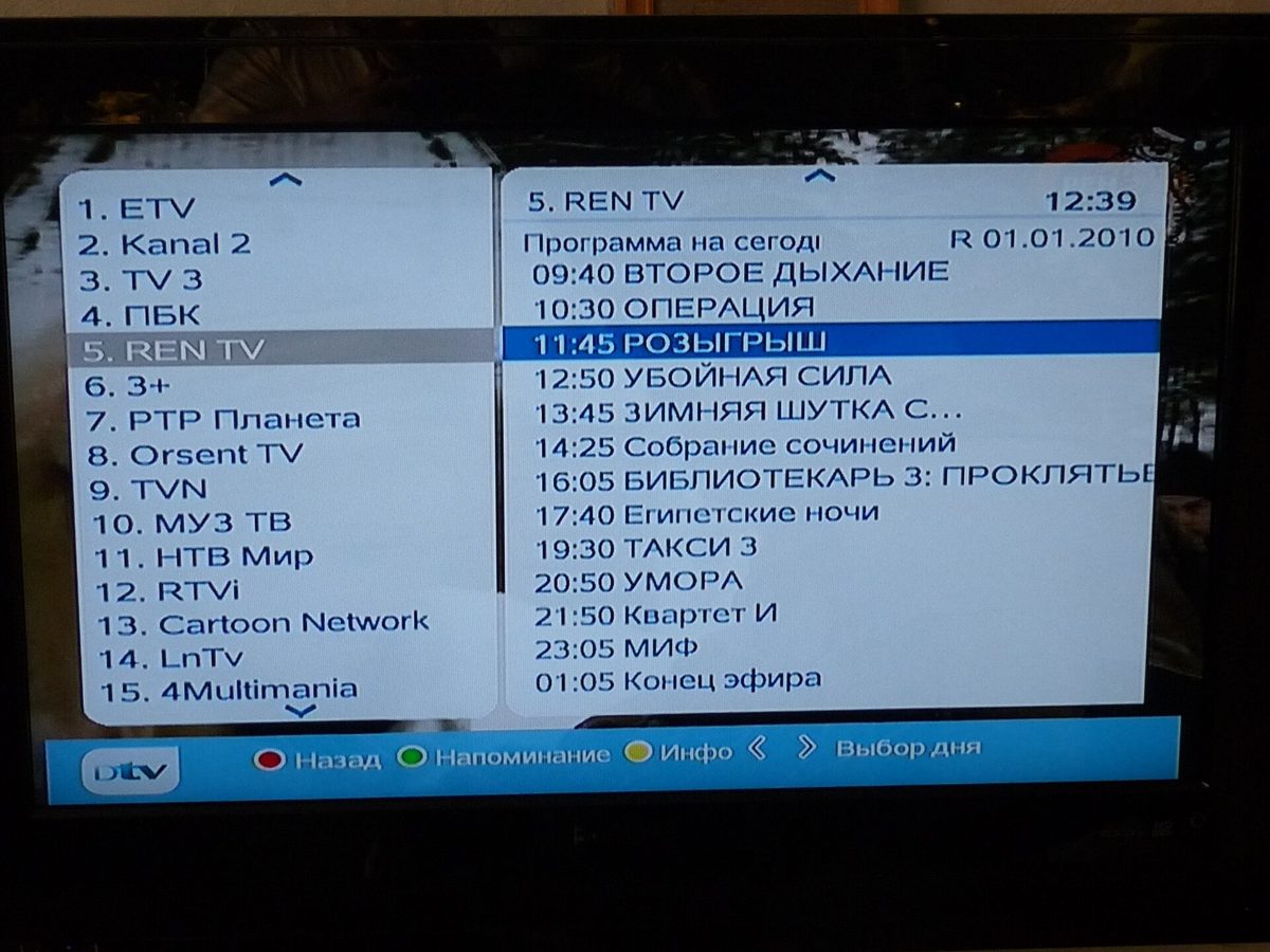 Tv-guide i rutnät på en tv-skärm med svenska kanaler och programtider