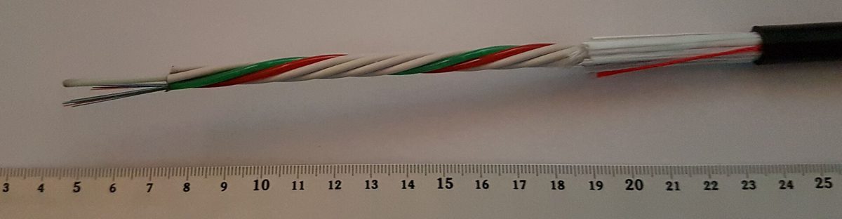 Router med nätverkskablar i ett svenskt vardagsrum, med en TV som visar en hastighetsmätning i bakgrunden