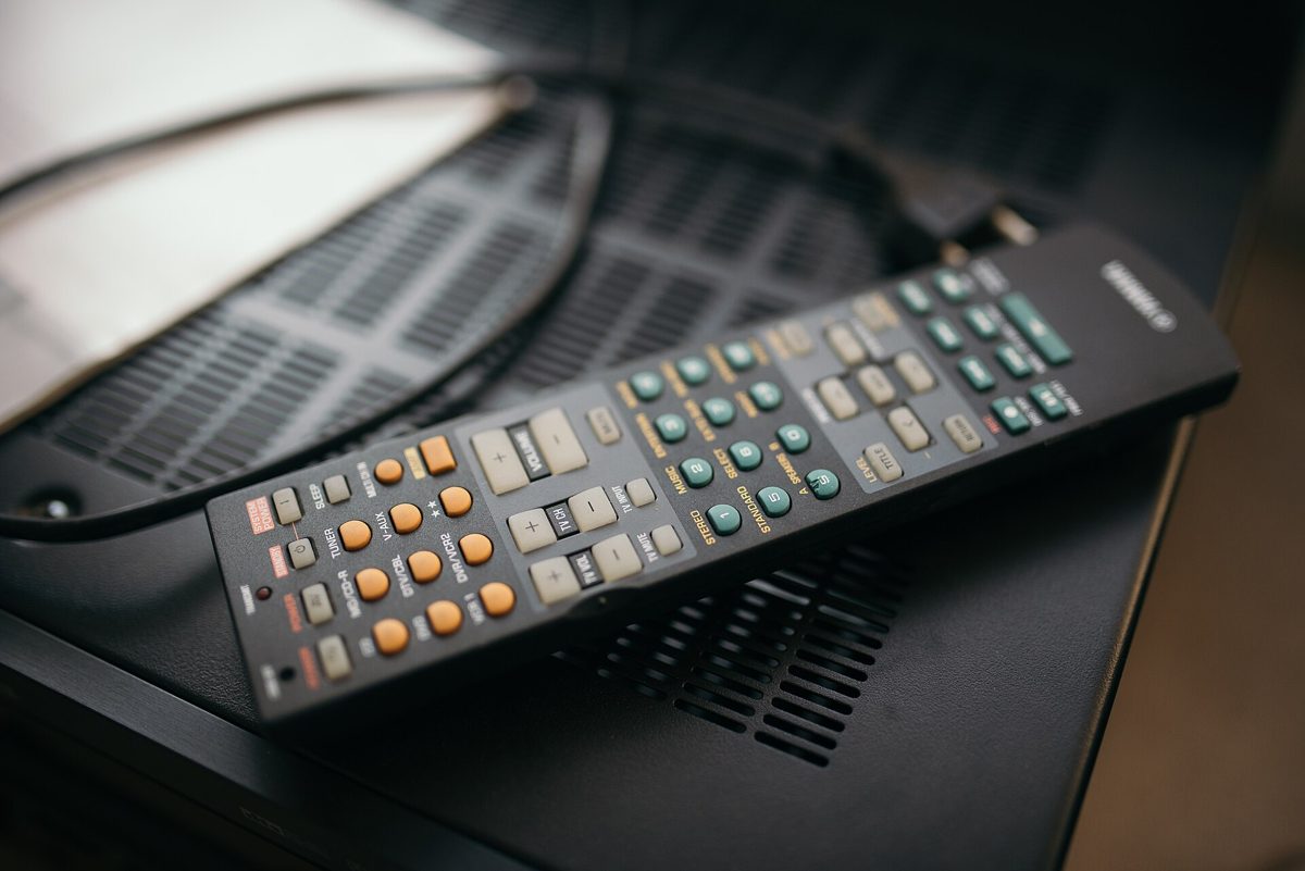 Tv med appikoner för olika streamingtjänster bredvid en öppen kanalguide för IPTV