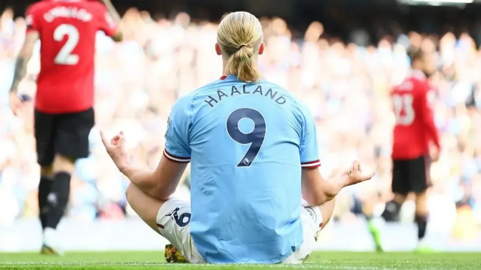 Spelare från Manchester City och Manchester United i närkamp under ett Manchesterderby