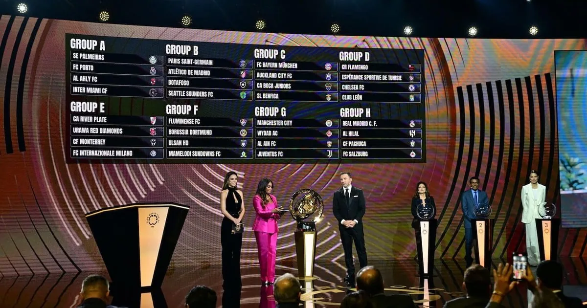 Fotbollsspelare på en amerikansk arena under FIFA:s klubb-VM 2025 i USA