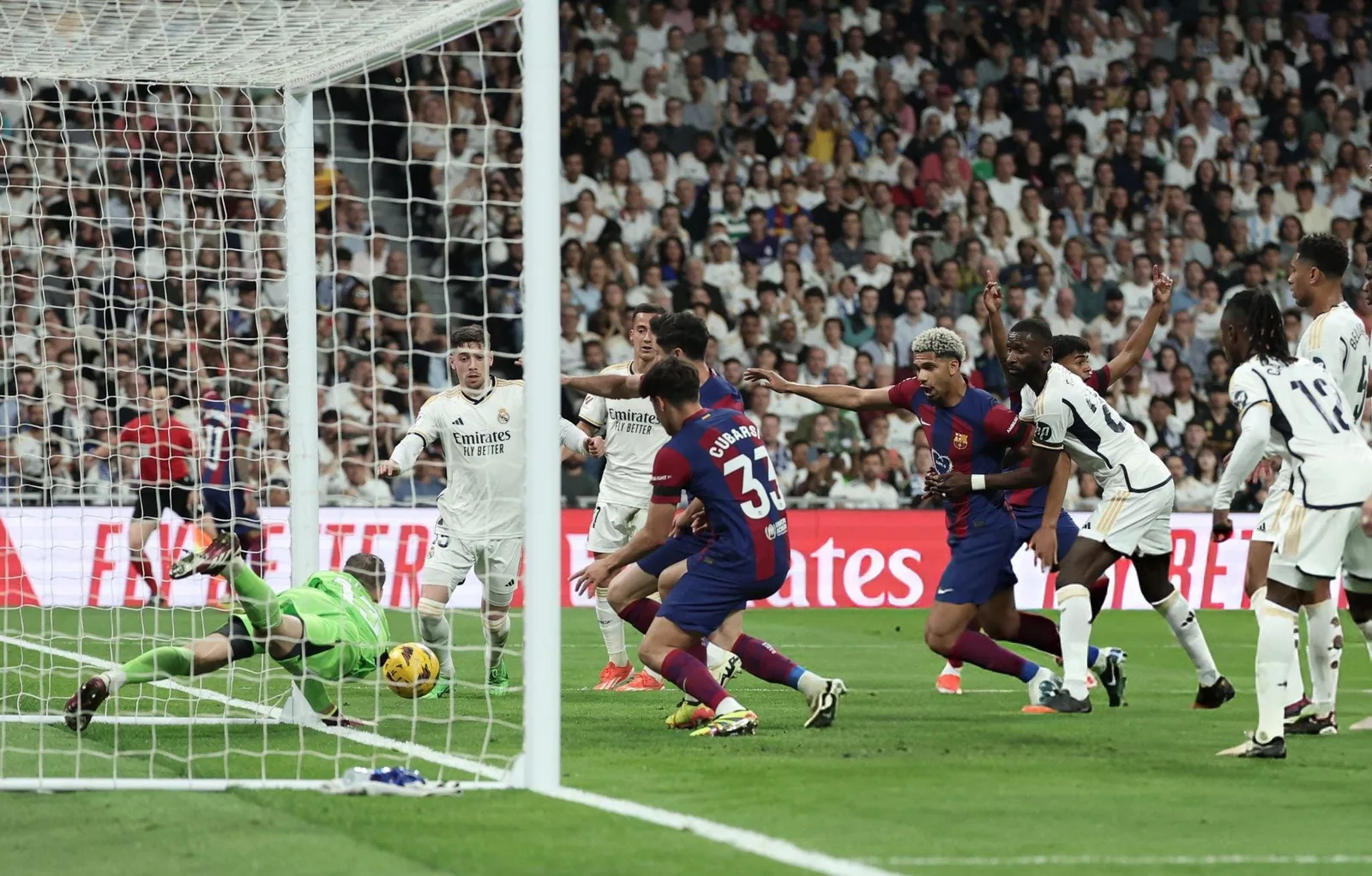 Spelare från Real Madrid och Barcelona i närkamp under El Clásico på Santiago Bernabéu